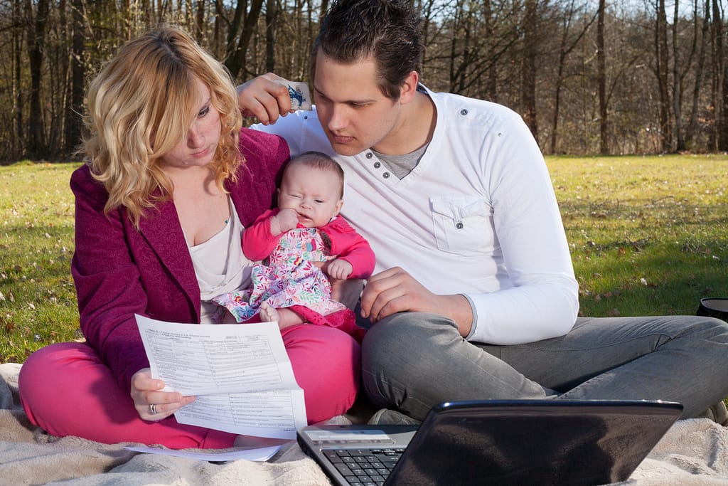 dreamstime_xl_39788169 young couple with debt problem